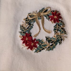 Well Dressed Home 100% Cotton Embroidered Bathroom Christmas 2 Pcs Towel Wreath